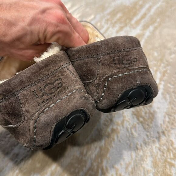 UGG Brown Suede Men's Moccasins size 10 in GUC super comfy - Picture 4 of 8